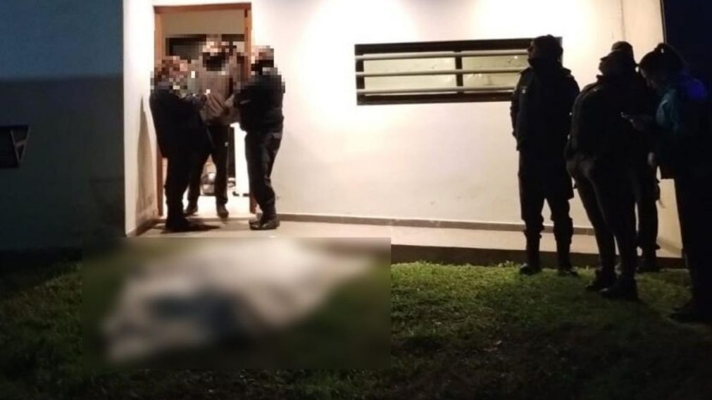El cadáver del asaltante quedó tendido frente al domicilio.