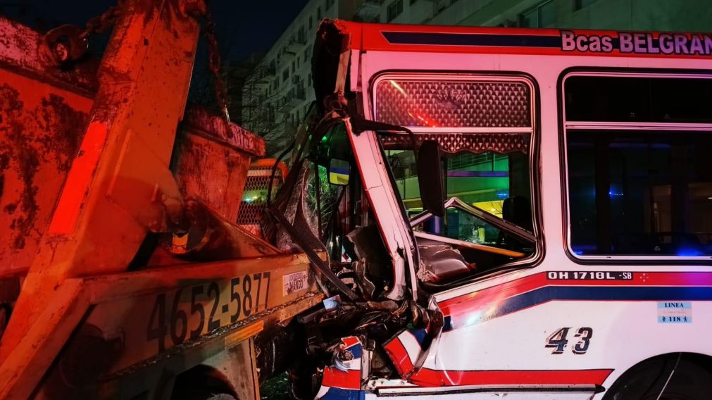 El choque fue entre un camión de volquetes y un colectivo de la línea 118.