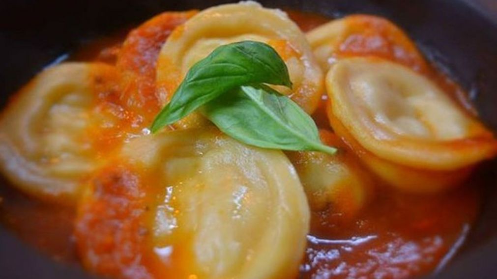 Capeltinis con tapa de empanadas: una reversión del clásico plato italiano que no podés dejar de probar.
