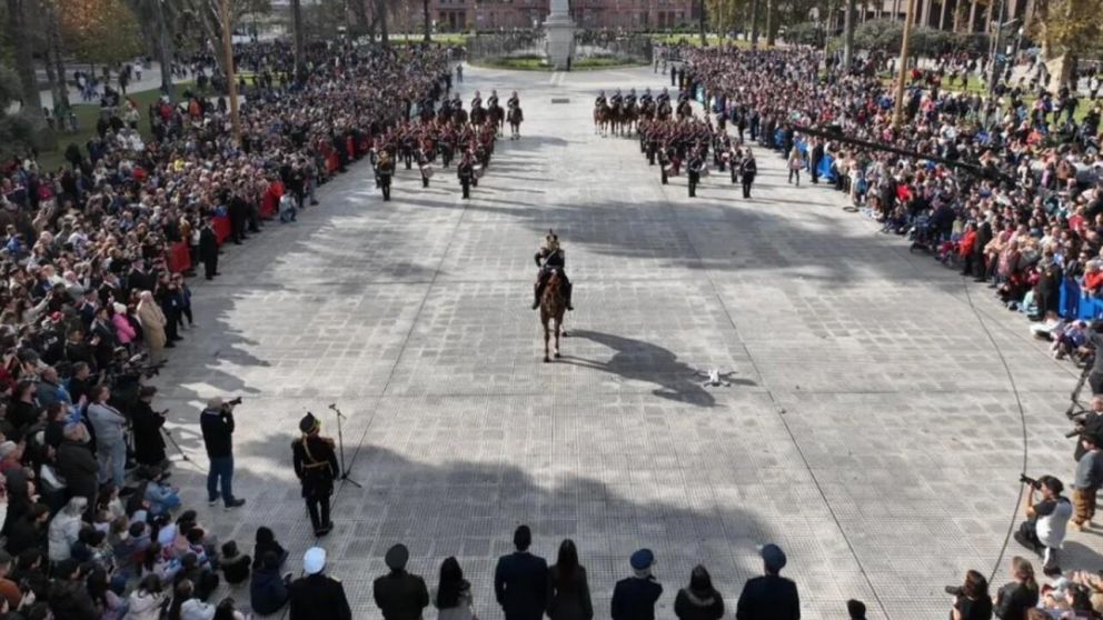 Segundo cambio de guardia de los Granaderos en Plaza de Mayo (Twitter).