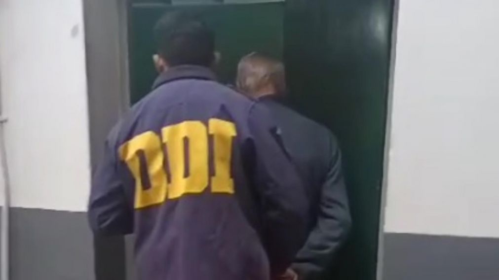 Así trasladaron al hombre que resultó arrestado en el procedimiento.