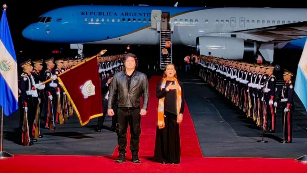 Javier Milei ya se encuentra en El Salvador (Diario El Salvador).