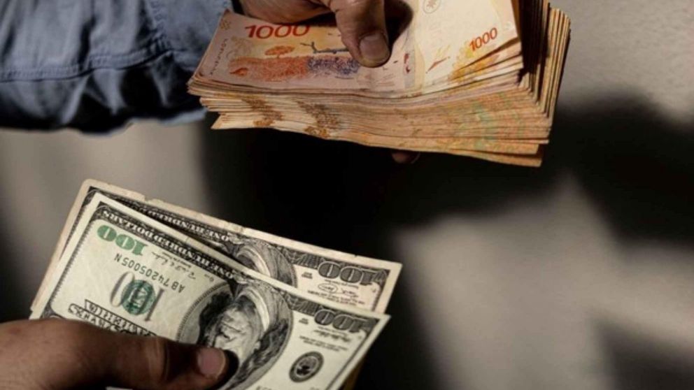 Dólar hoy: ¿A cuánto cotizan el oficial y el "blue"?