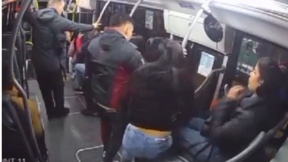 Todo el ataque quedó captada por las cámaras de seguridad del colectivo.