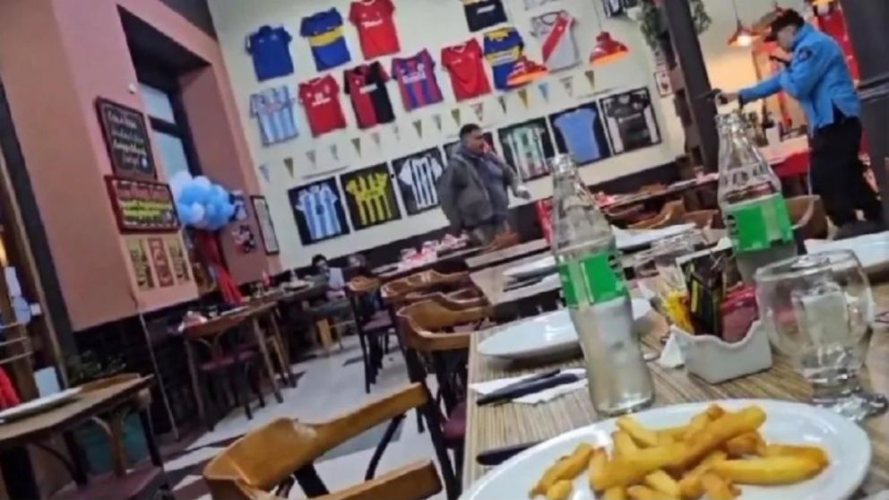 Entr� a un bar con su mam�, discuti� con un polic�a y lo amenaz� con un cuchillo: muri� baleado.