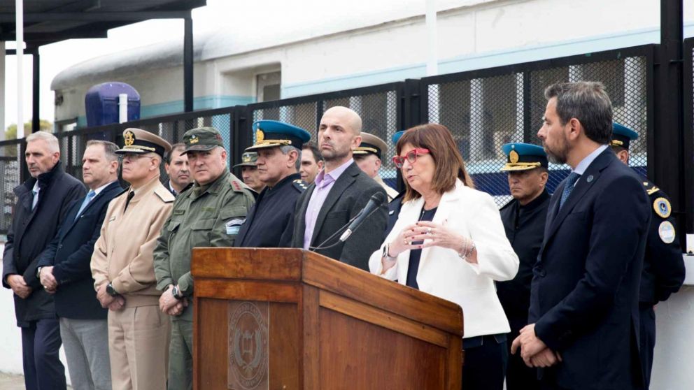 Pistolas Taser: Patricia Bullrrich presentó las armas que serán utilizadas en el programa "Estaciones seguras".