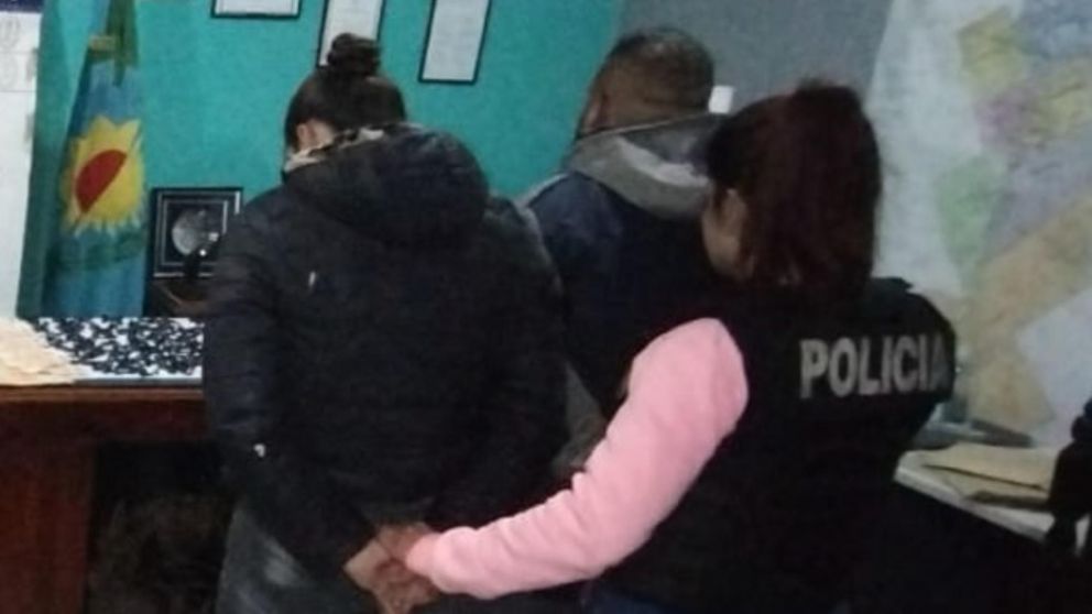 Estos son dos de los sospechosos que fueron arrestados por los funcionarios.