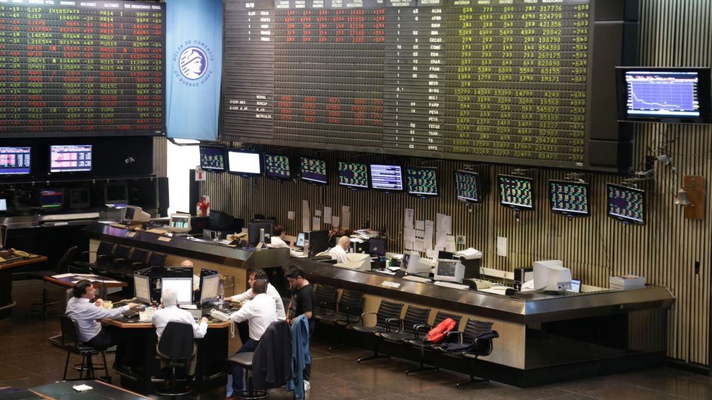 El mercado financiero reacciona en forma favorable al avance del Gobierno con la Ley Bases.