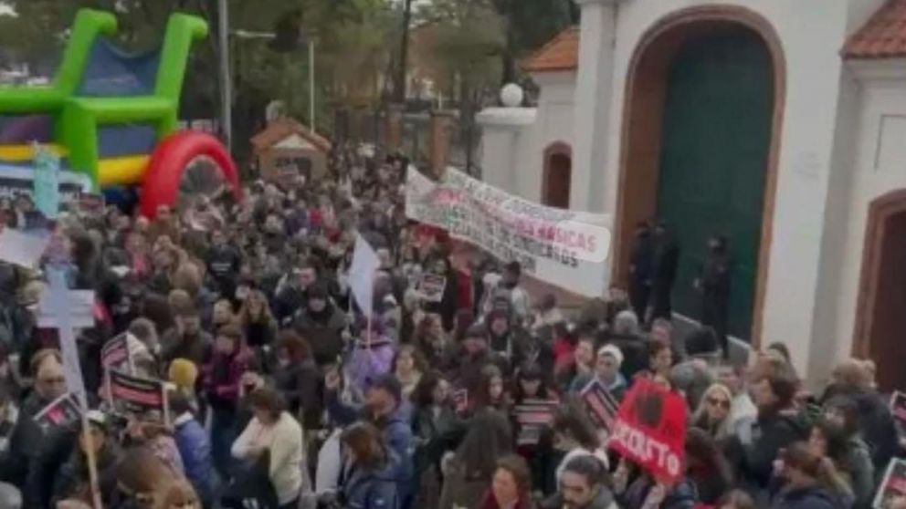 Movilización contra los recortes en discapacidad frente a la Quinta de Olivos
