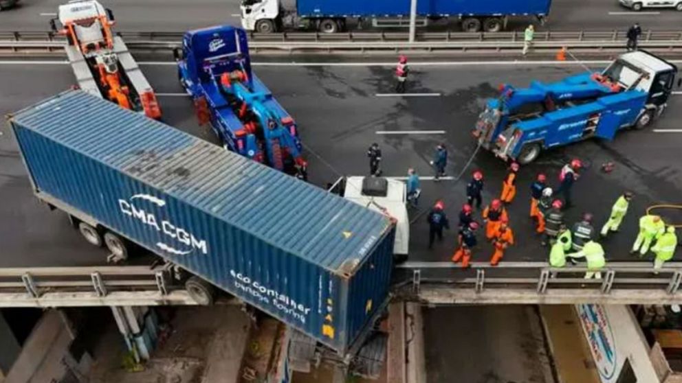 Suspenden la licencia de conducir al camionero alcoholizado que perdió el control y terminó con el vehículo colgado en la Autopista 25 de Mayo