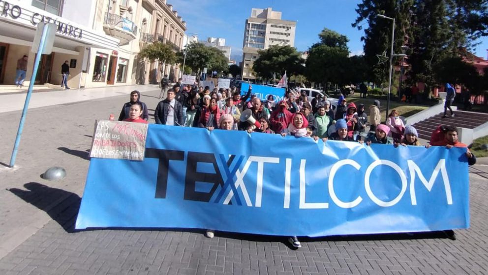 Conflicto en Textilcom: los trabajadores se movilizaron contra los despidos y el cierre de la fábrica