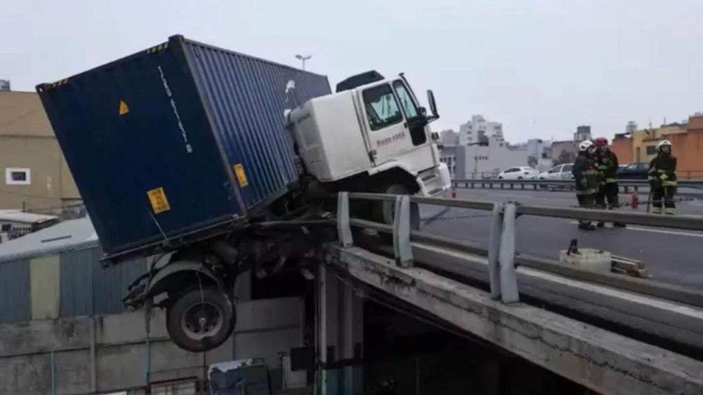 Video: el momento en el que un camionero alcoholizado pierde el control y queda colgando en la Autopista 25 de Mayo (Twitter)