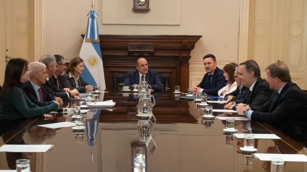 Guillermo Francos arrancó su gestión con una reunión de ministros en Casa Rosada.