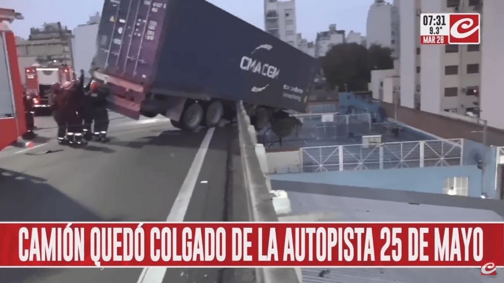 Un camión quedó colgado de la Autopista 25 de Mayo.