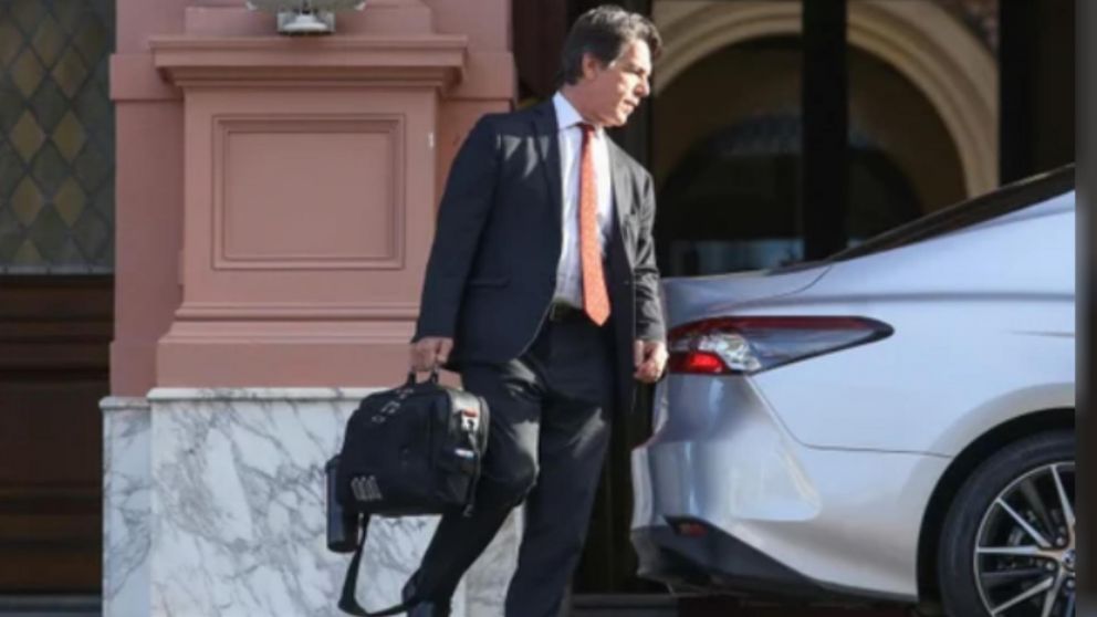 El ahora ex funcionario abandona la Casa Rosada.