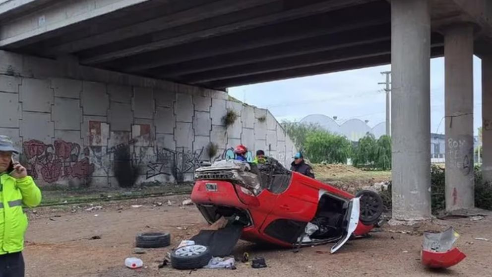 Así quedó el vehículo tras la brutal caída (Gentileza Cadena 3).