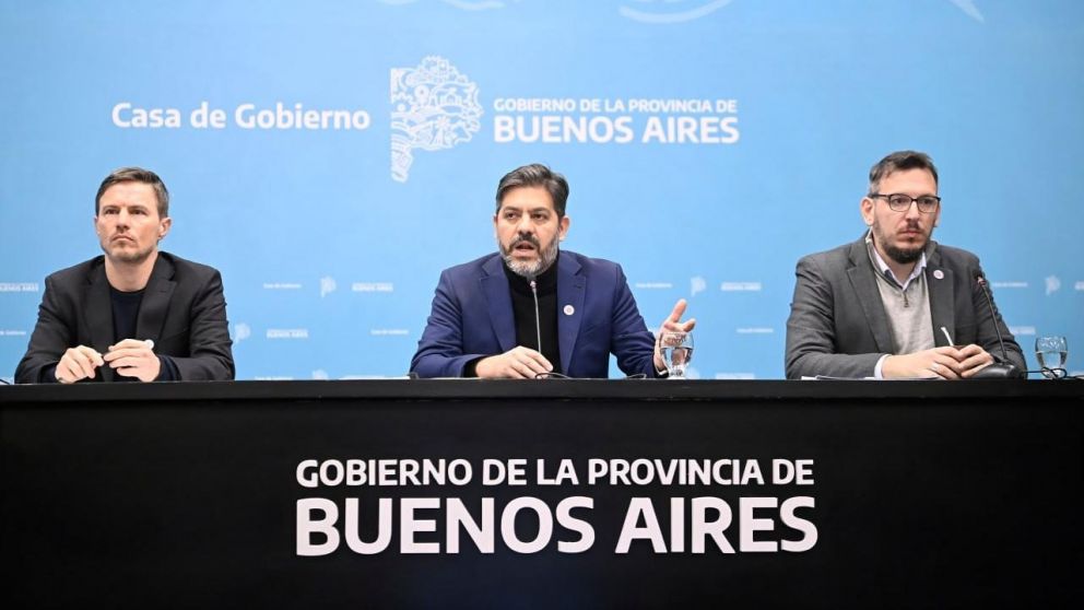 Los ministros bonaerenses Carli Bianco y Augusto Costa junto al presidente del Banco Provincia, Juan Cuattromo.