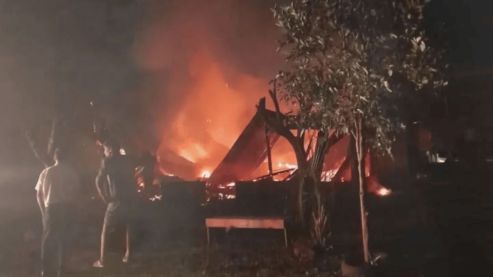 Un hombre prendió fuego su casa con sus tres hijos adentro tras discutir con su esposa.
