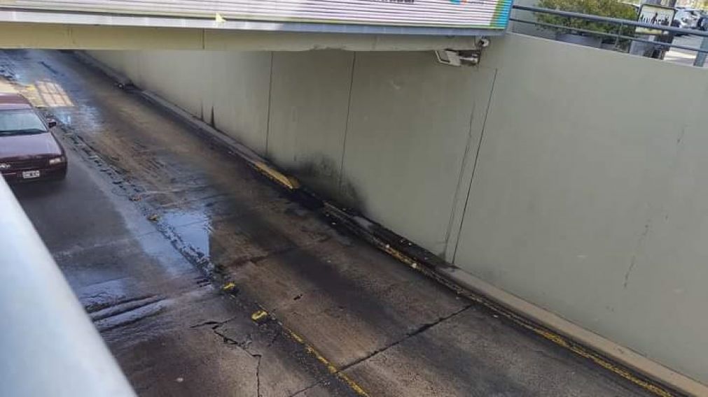 Las grietas en el asfalto del t�nel cercano a Virreyes podr�an estar anticipando una tragedia.