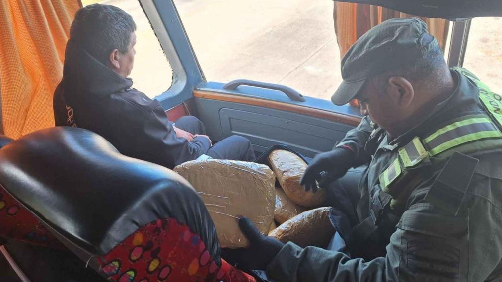 Subió al "bondi" con 6 kilos de "faso" y el olor apestó el vehículo: así fue detenido.