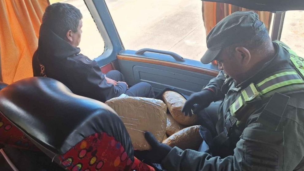 Subió al "bondi" con 6 kilos de "faso" y el olor apestó el vehículo: así fue detenido.