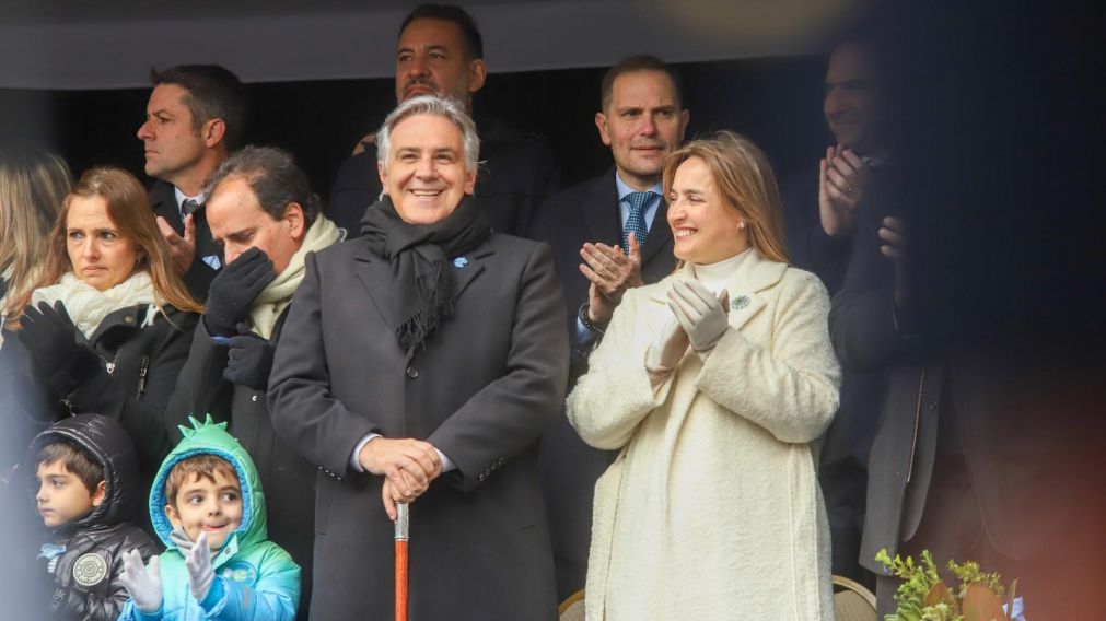 El gobernador de Córdoba Martín Llaryora recibe al Gobierno nacional en la celebración del 25 de Mayo.