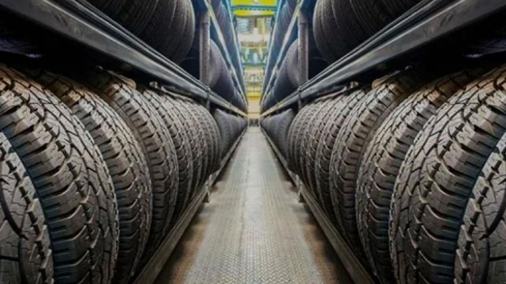 Conflicto de los neumáticos: el gremio y las tres empresas cerraron la paritaria pero continúan las protestas por los despidos en FATE