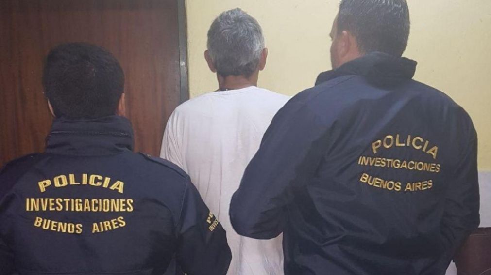Este es el hombre que finalizó aprehendido en los procedimientos.