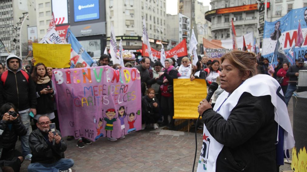 Organizaciones sociales marcharon por la falta de entrega de alimentos a los comedores y merenderos (NA).