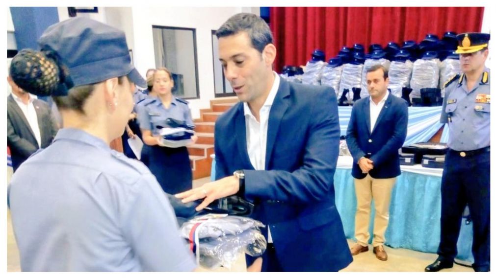 El ministro de Gobierno de Misiones, Marcelo Pérez, en tiempos en que era armónica la relación con la Policía provincial (X @mgmisiones).