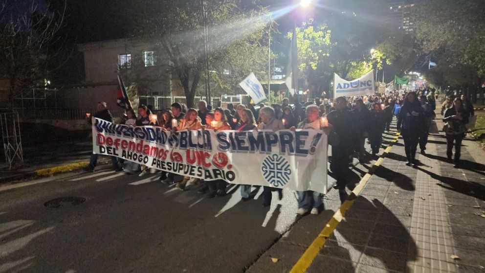 Marcha de antorchas realizada por la comunidad de la Universidad Nacional del Comahue (Facebook).