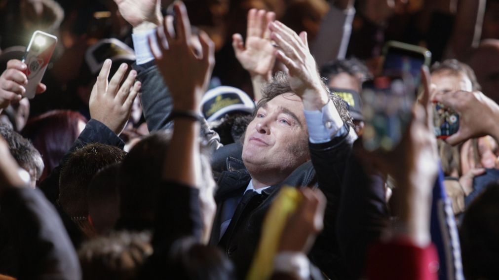 El acto en el Luna Park se extendió por una hora y media, en la que el Presidente Javier Milei fue interrumpido en varias oportunidades por los militantes que lo aplaudieron y victorearon (NA).