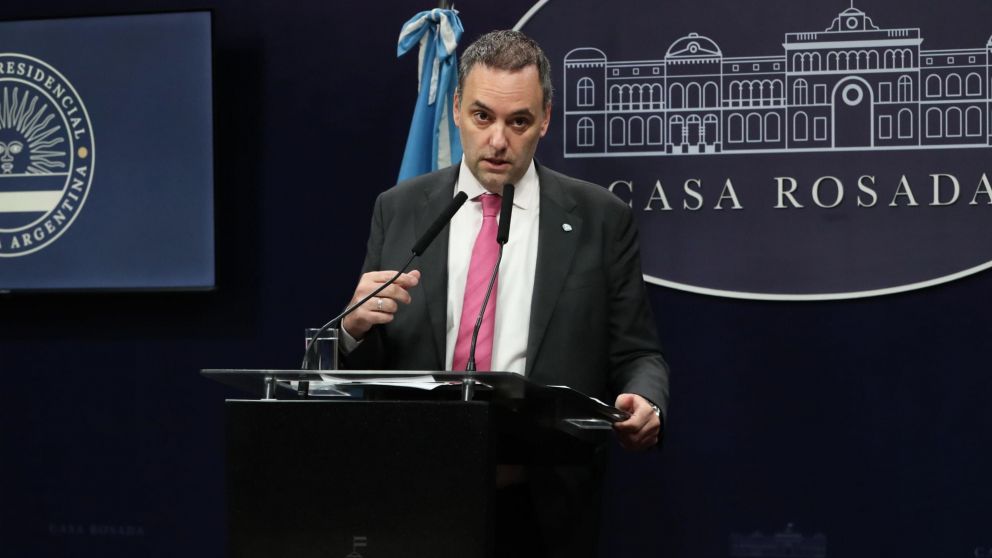 El vocero Manuel Adorni minimiz� el aumento en la cotizaci�n del d�lar blue.