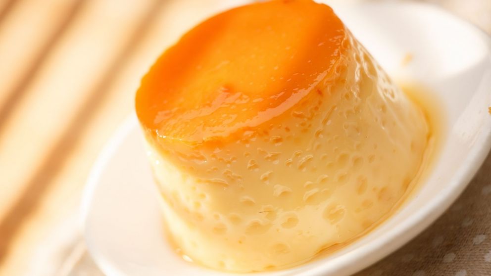 Flan cremoso en microondas con solo 4 ingredientes.