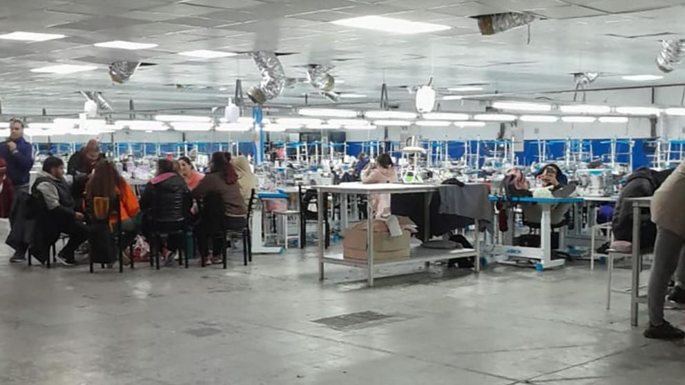 Cierre de Textilcom: los trabajadores ocupan la fábrica en señal de protesta