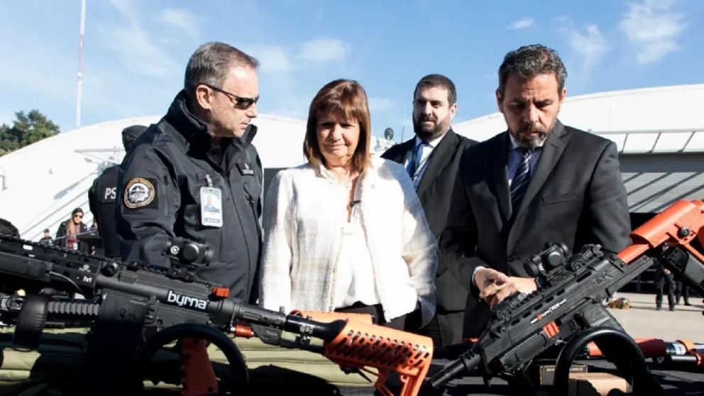Patricia Bullrich anunció nuevas armas no letales para la Policía de Seguridad Aeroportuaria