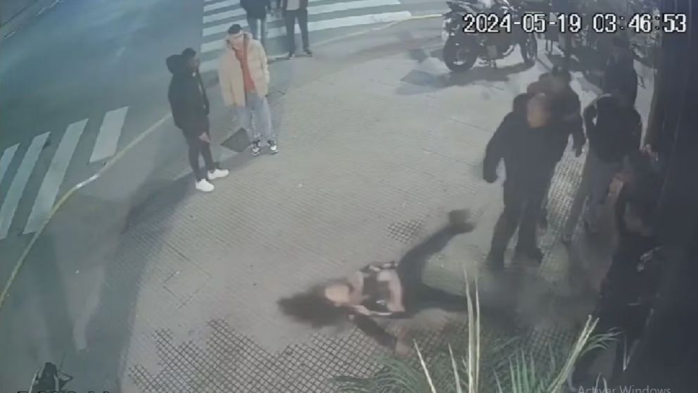 El episodio quedó registrado por una cámara de seguridad.