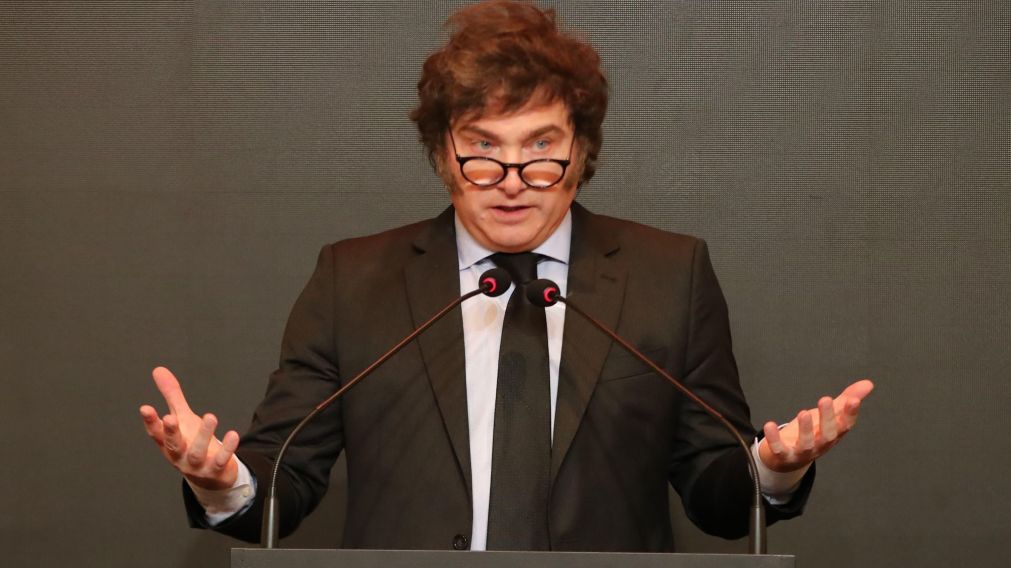 Milei analiza bajar tres impuestos cuando se recupere la actividad económica.