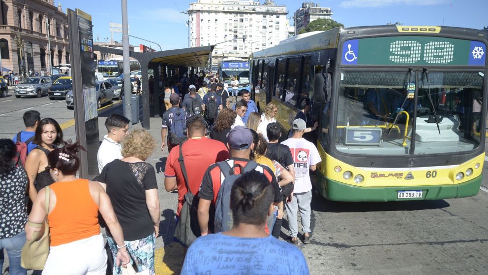 La canasta de servicios públicos del AMBA ocupó en mayo el 14% del salario promedio registrado (Crónica / Fernando Pérez Ré).