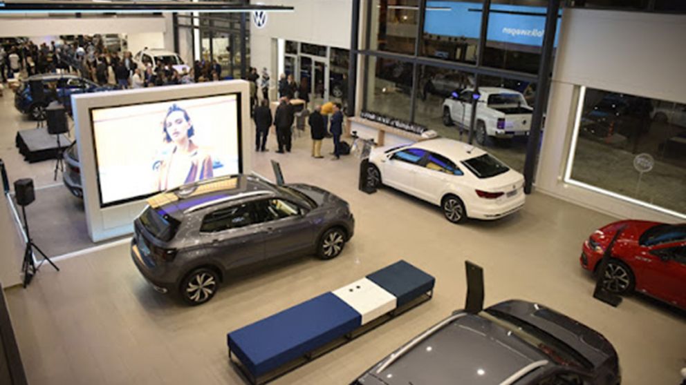 Concesionario oficial busca empleados para ventas y atención al cliente.