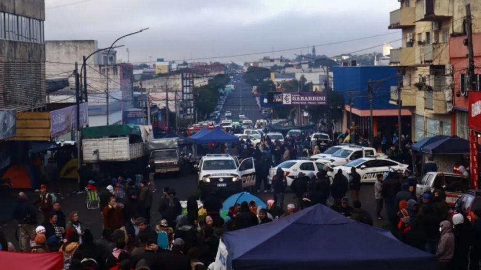 Los policías de Misiones mantienen el acampe frente al Comando Radioeléctrico de Posadas (Gentileza El Territorio).