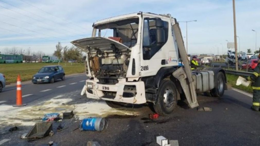 Así quedó el camión tras el accidente en Panamericana.