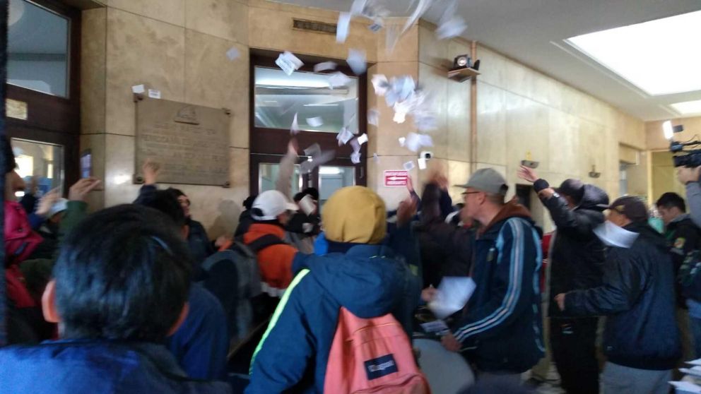 Los trabajadores reclaman pago de salarios y reincorporación de despedidos.