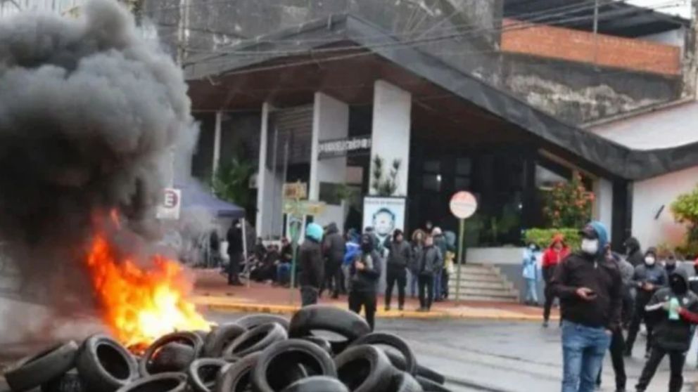 La policía sigue su reclamo por incremento salarial.