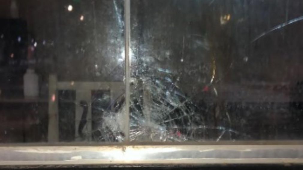 As� qued� el cristal de la casilla del Centro de Monitoreo tras ser atacada (Gentileza 0221).