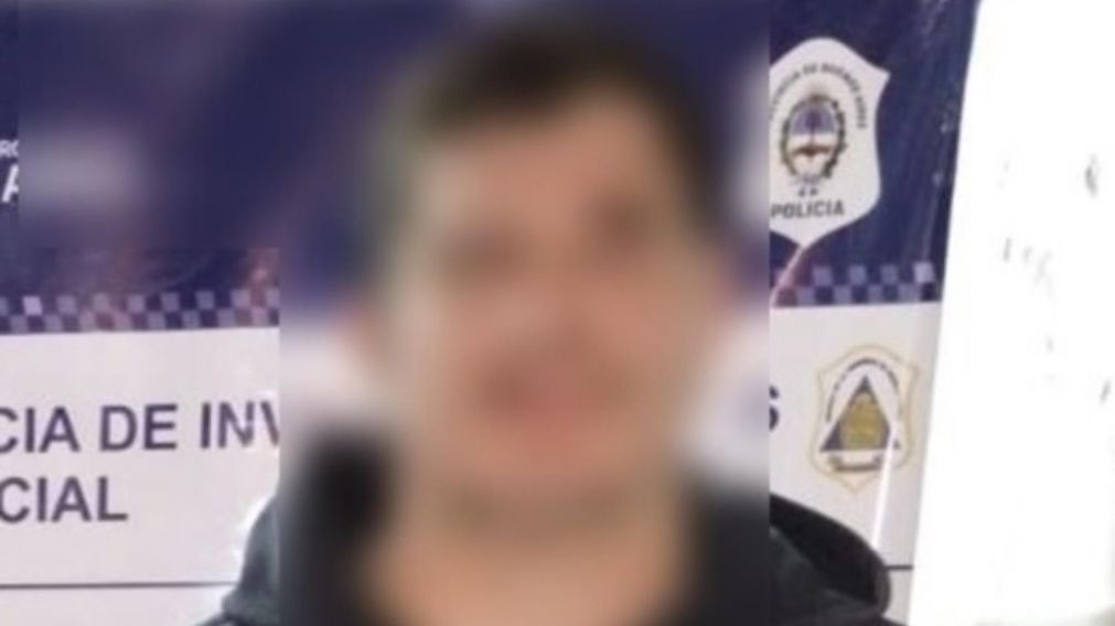 Este es el sujeto que fue apresado por los funcionarios policiales.
