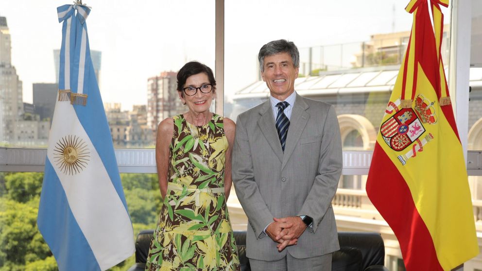 El secretario de Relaciones Económicas Internacionales, Marcelo Cima y la embajadora de España, María Jesús Alonso Jiménez, a principios de este año (Cancillería).