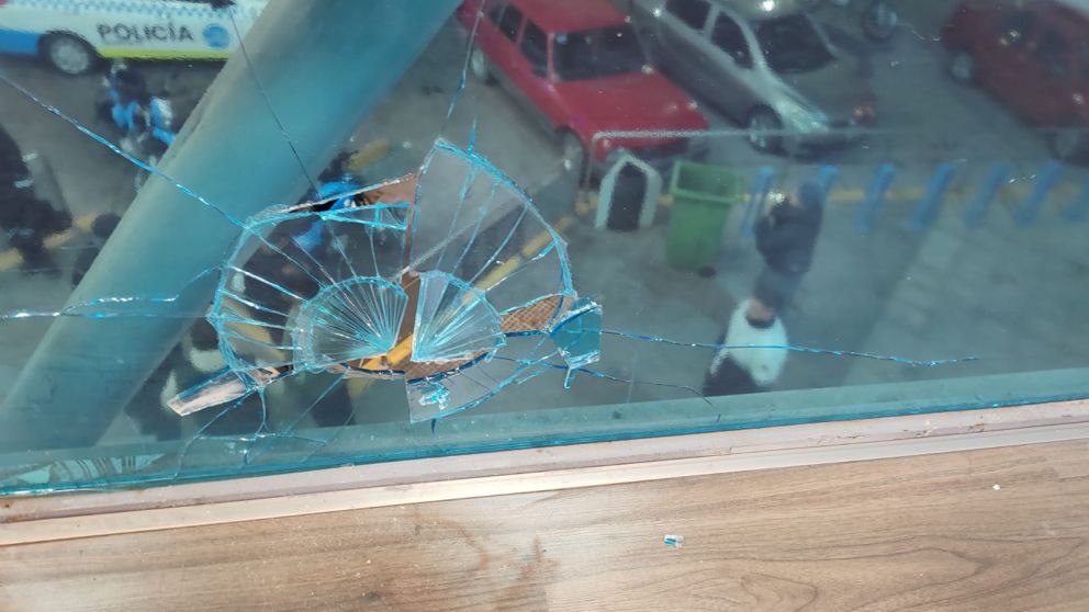 Batalla campal en Mendoza: dos bandas se pelearon y destrozaron una terminal