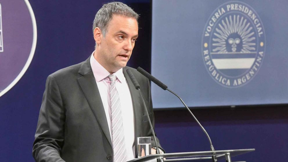 Manuel Adorni ratificó que Milei no pedirá disculpas por sus dichos sobre la esposa de Pedro Sánchez.