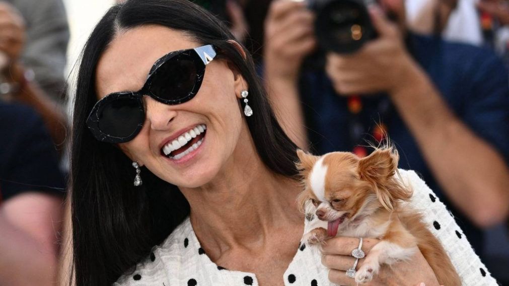 En su demorado regreso al gran festival, Demi Moore le pone el cuerpo a un film de terror